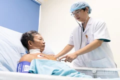 Bác sĩ thăm khám cho người bệnh N. T. D. sau khi được điều trị sốc phản vệ do ong vò vẽ đốt hơn 30 vết.