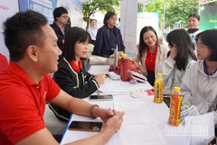 Phiên giao dịch thu hút sự tham gia của gần 50 doanh nghiệp với gần 10.000 chỉ tiêu tuyển dụng.