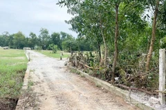 Tuyến mương thoát nước ở tổ đoàn kết số 6, khối phố Phú Đông, phường Quảng Phú, thành phố Đà Nẵng đã bị san lấp để xây dựng thành tuyến đường đá cấp phối kiên cố.