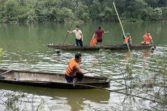 Lực lượng chức năng và người dân tìm kiếm tung tích nạn nhân.