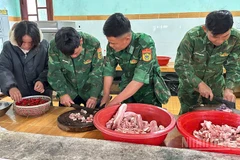 Cán bộ, chiến sĩ Đồn Biên phòng Ga Ry cùng giáo viên Trường phổ thông dân tộc bán trú tiểu học Ga Ry tổ chức “bếp ăn 0 đồng” hỗ trợ người dân tránh trú do sạt lở. (Ảnh: HỒNG ANH)