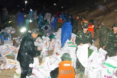 Hàng trăm cán bộ, chiến sĩ quân đội cơ động trong đêm để gia cố bờ kè An Lương. (Ảnh: QĐ)