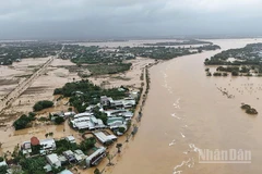 Lũ trên các sông dâng cao khiến nhiều vùng trũng thấp ở Đà Nẵng bị ngập, chia cắt.
