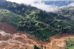 Hiện trường khu vực núi ở xã Hùng Sơn bị sạt lở kinh hoàng.