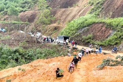 Xã Trà Tân cử 4 tổ công tác cõng lương thực vào 4 thôn trên địa bàn bị cô lập do sạt lở núi, mưa lớn kéo dài.