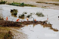 EVNCPC nỗ lực khắc phục sự cố điện, khôi phục cấp điện an toàn cho người dân sau lũ.