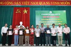 Phường Hương Trà trao giấy chứng nhận quyền sử dụng đất, quyền sở hữu nhà ở và tài sản khác gắn liền với đất cho công dân.