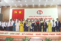 Ban Chấp hành Đảng bộ phường Quảng Phú, nhiệm kỳ 2025-2030 ra mắt tại đại hội.