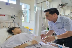 Chủ tịch Ủy ban nhân dân tỉnh Quảng Nam Lê Văn Dũng thăm hỏi, động viên các hành khách bị thương trong vụ tai nạn.