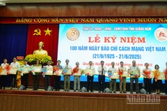 Bí thư Tỉnh ủy Quảng Nam Lương Nguyễn Minh Triết tặng Bằng khen cho các tập thể vì đã có thành tích tiêu biểu xuất sắc trong hoạt động báo chí trên địa bàn tỉnh Quảng Nam.