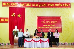 Đại diện Sở Văn hóa, Thể thao và Du lịch thành phố Đà Nẵng và Ủy ban nhân dân xã Trà Tân ký kết Chương trình kết nghĩa, hợp tác.