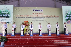 Các đại biểu bấm nút khởi công.