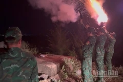 Lực lượng Bộ đội Biên phòng thành phố Đà Nẵng tổ chức bắn pháo hiệu kêu gọi tàu thuyền vào bờ tránh, trú bão.