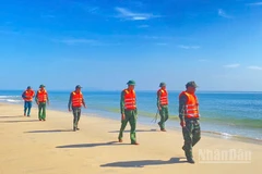 Các lực lượng chức năng tìm kiếm ngư dân mất tích trên biển.