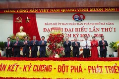 Lãnh đạo Thành ủy Đà Nẵng tặng hoa chúc mừng đại hội.