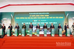 Phó Chủ tịch Quốc hội Nguyễn Đức Hải cùng các đại biểu bấm nút khởi công Dự án.