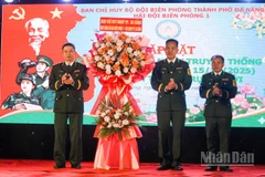 Lãnh đạo Ban Chỉ huy Bộ đội Biên phòng thành phố Đà Nẵng tặng hoa chúc mừng 50 năm ngày truyền thống Hải đội Biên phòng 1.