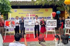 Các đại biểu khai mạc Triển lãm ảnh nghệ thuật “Đất và Người Đà Nẵng”.