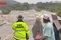 [Video] Hệ thống cảnh báo gây tranh cãi trong thảm kịch lũ quét ở Texas, Mỹ