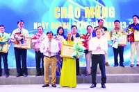 Lãnh đạo tỉnh Gia Lai trao bằng khen tặng các cá nhân, tập thể doanh nghiệp có thành tích xuất sắc trong thúc đẩy phát triển kinh tế-xã hội địa phương.