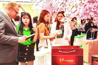 Doanh nghiệp lương thực thực phẩm trưng bày sản phẩm tại showroom Trung tâm Xúc tiến Thương mại và Đầu tư Thành phố Hồ Chí Minh.