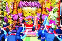 Lễ dâng trong lễ hội Cơm mới, một màn múa cầu mùa trước đền.