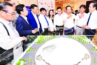 Lãnh đạo thành phố tham quan một gian hàng tại sự kiện của ngành công thương cuối tháng 9. (Ảnh CTV)