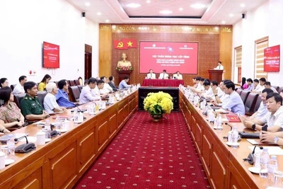 Đông đảo các đại biểu và nhà báo tham dự hội thảo.