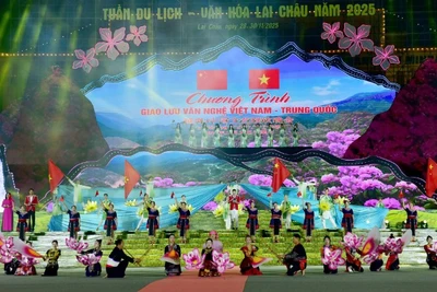 Chương trình giao lưu văn nghệ Việt Nam-Trung Quốc truyền tải thông điệp hòa bình, đoàn kết và hợp tác.