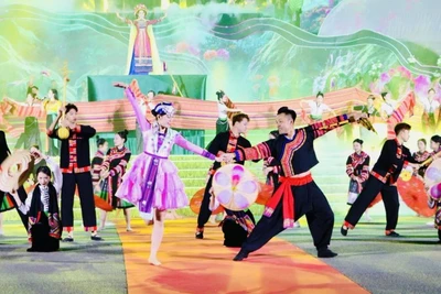 Chương trình nghệ thuật mang chủ đề “Lai Châu kỳ vĩ-rực rỡ sắc màu” tại buổi khai mạc.