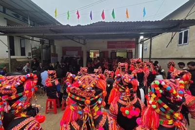 Cử tri xã biên giới Thu Lũm bỏ phiếu tại khu vực bỏ phiếu số 01 của xã. 