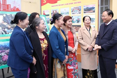 Bí thư Tỉnh ủy Lai Châu cùng cử tri Tổ 19 phường Tân Phong trước khi buổi bỏ phiếu diễn ra.