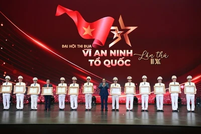 Thủ tướng Phạm Minh Chính trao danh hiệu Anh hùng lực lượng vũ trang nhân dân do Chủ tịch nước phong tặng cho các đơn vị, trong đó có Phòng Cảnh sát hình sự, Công an tỉnh Lai Châu.