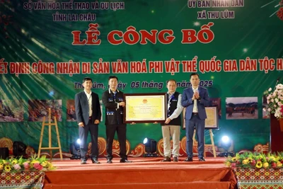 Trao chứng nhận công nhận xòe Hà Nhì là Di sản phi vật thể quốc gia.
