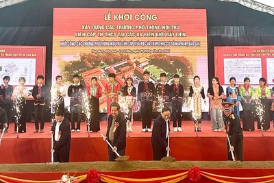 Bộ trưởng Giáo dục và Đào tạo cùng lãnh đạo tỉnh Lai Châu thực hiện nghi thức lễ khởi công.