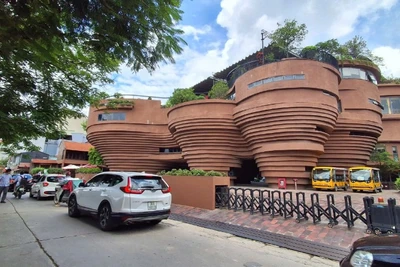 Làng nghề gốm sứ Bát Tràng (xã Bát Tràng, thành phố Hà Nội) ngày càng phát triển mạnh mẽ. Ảnh: Nguyễn Mai