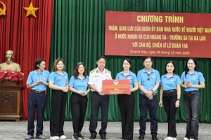Các thành viên Câu lạc bộ Hoàng Sa-Trường Sa tại Ba Lan trao tặng Vườn rau xanh cho đảo Trường Sa lớn. (Ảnh: Ủy ban Nhà nước về người Việt Nam ở nước ngoài)