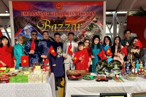 Cán bộ Đại sứ quán Việt Nam tại Pakistan bên gian hàng Việt Nam tại Hội chợ Hội chợ từ thiện Bazaar 2025. (Ảnh: Đại sứ quán Việt Nam tại Pakistan)