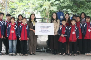 Đại diện nhà tài trợ trao tặng quà cho thầy và trò Trường Dân tộc nội trú trung học cơ sở và trung học phổ thông Vĩnh Phúc.
