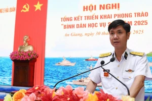 Đại tá Mai Đăng Danh phát biểu tại hội nghị. (Ảnh do Vùng 5 Hải quân cung cấp)