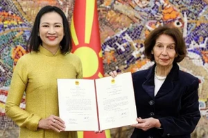 Đại sứ Nguyễn Thị Minh Nguyệt trình Thư ủy nhiệm của Chủ tịch nước Lương Cường lên Tổng thống Bắc Macedonia Gordana Siljanovska-Davkova. (Ảnh: Đại sứ quán Việt Nam tại Bulgaria)