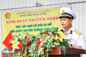 Báo cáo viên của Lữ đoàn 127 đã ôn lại truyền thống vẻ vang của Quân đội nhân dân Việt Nam.