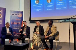 Các diễn giả trao đổi tại Diễn đàn. (Ảnh: Ủy ban Nhà nước về người Việt Nam ở nước ngoài)