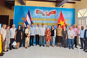 Đại sứ Lê Quang Long chụp ảnh kỷ niệm cùng các đại biểu tham dự buổi gặp mặt. (Ảnh: Đại sứ quán Việt Nam tại Cuba)