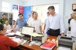 Chủ tịch Ủy ban nhân dân tỉnh Trần Huy Tuấn (thứ hai từ phải sang) kiểm tra việc thực hiện nhiệm vụ tại Trung tâm Phục vụ hành chính công xã Trịnh Tường. (Ảnh: Cổng thông tin điện tử tỉnh Lào Cai)