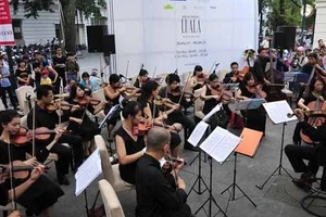 Cách đây hơn 10 năm, chương trình Luala concert - một chương trình hòa nhạc đường phố chất lượng cao được tổ chức vào chiều chủ nhật hàng tuần trên hè phố Lý Thái Tổ được công chúng chào đón nồng nhiệt. (Ảnh: Chương trình LUALA concert cung cấp)
