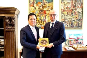 Đại sứ Hà Hoàng Hải và Phó Chủ tịch thành phố Wrocław Jakub Mazur. (Ảnh: Đại sứ quán Việt Nam tại Ba Lan)