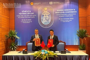 Viện trưởng Viện Kiểm sát nhân dân tối cao Việt Nam Nguyễn Huy Tiến và Bộ trưởng Tư pháp Vương quốc Morocco Abdellatif Ouahbi ký Hiệp định Tương trợ tư pháp về hình sự giữa nước Cộng hòa xã hội chủ nghĩa Việt Nam và Vương quốc Morocco.