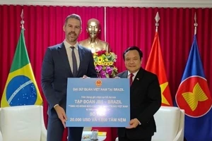 Đại diện công ty JBS của Brazil chung tay hỗ trợ đồng bào miền trung Việt Nam bị ảnh hưởng thiên tai.