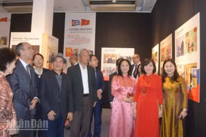 Các đại biểu tham quan triển lãm.